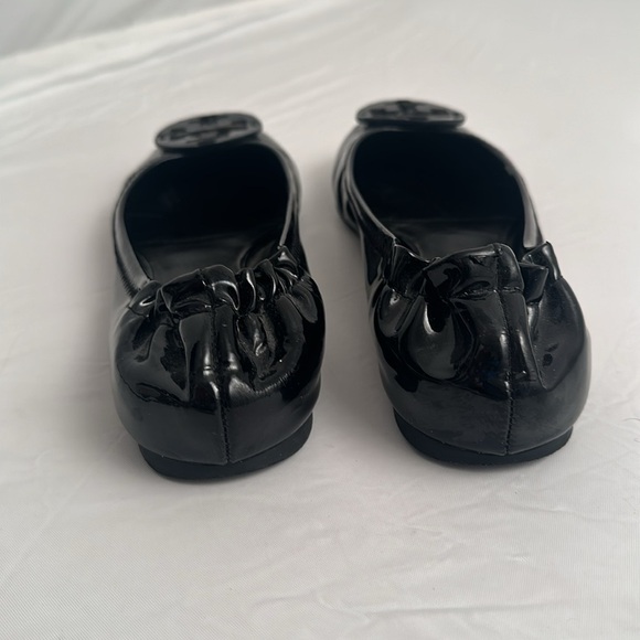 Tory Burch Reva black patent leather round medallion logo travel flat shoes - Picture 3 of 9